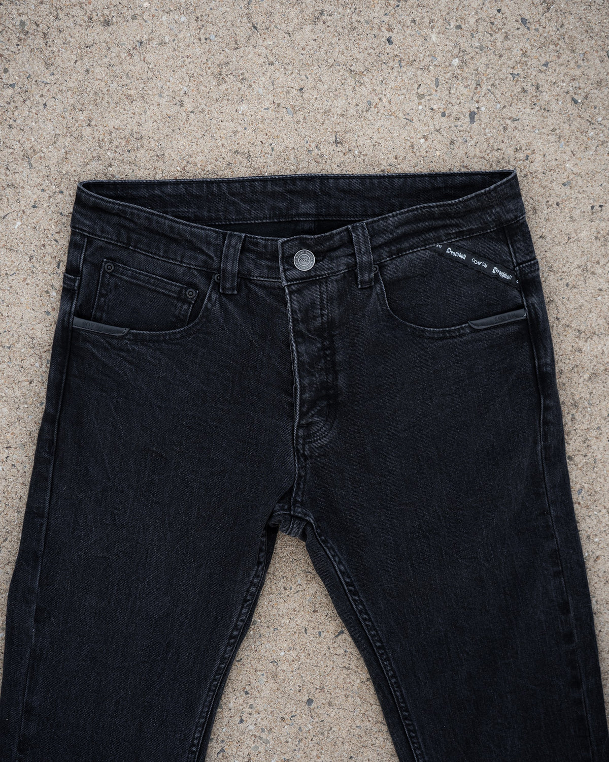 The Wormskin Jeans in Washed Black, Hüftpartie flach von vorn