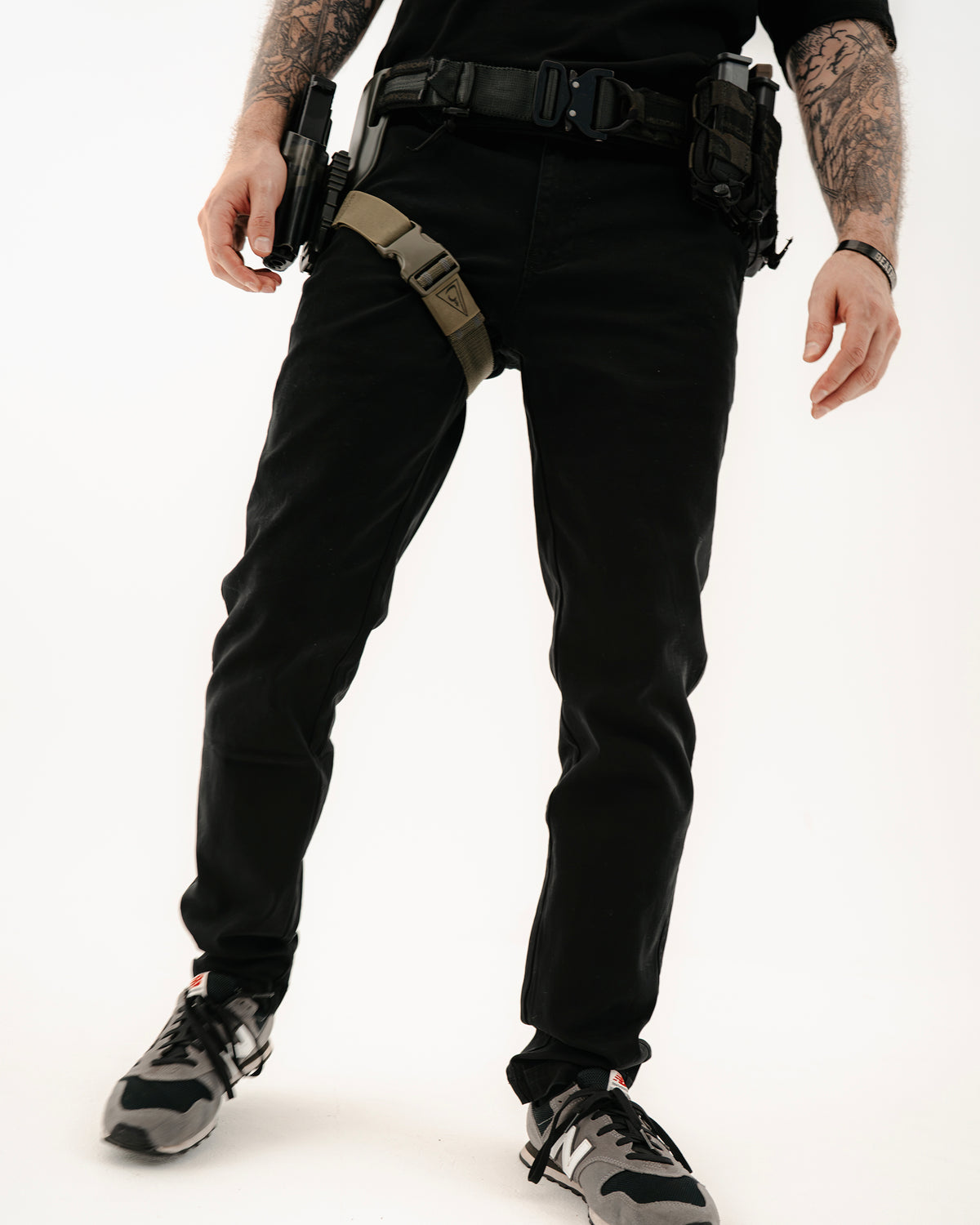 Dead Drop Chino Aeon Coven Camo in Schwarz am Model, Ganzkörperaufnahme seitlich