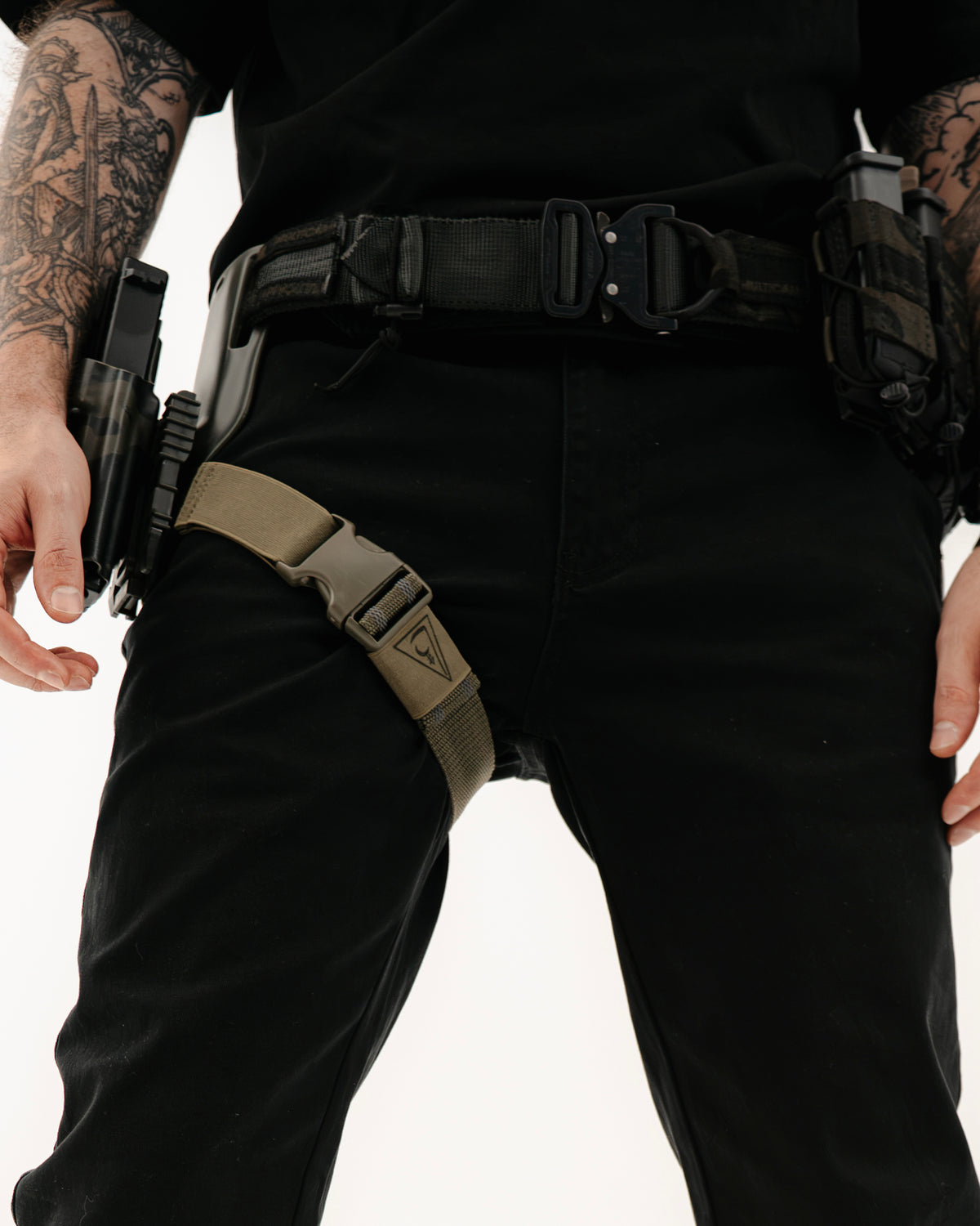 Dead Drop Chino Aeon Tigerstripe in Schwarz am Model, Hüftpartie mit Battle Belt und Beinholster