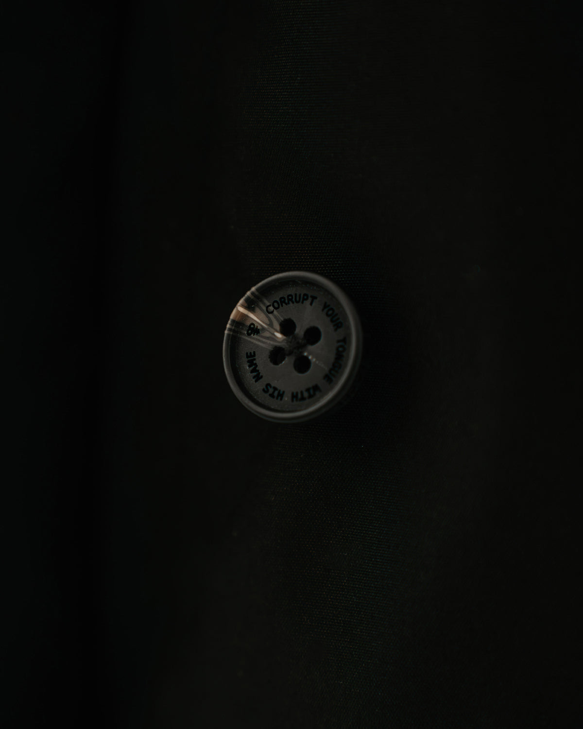 The Pariah Harrington Jacke in Schwarz, COVEN Logo-Prägung auf dem Knopf