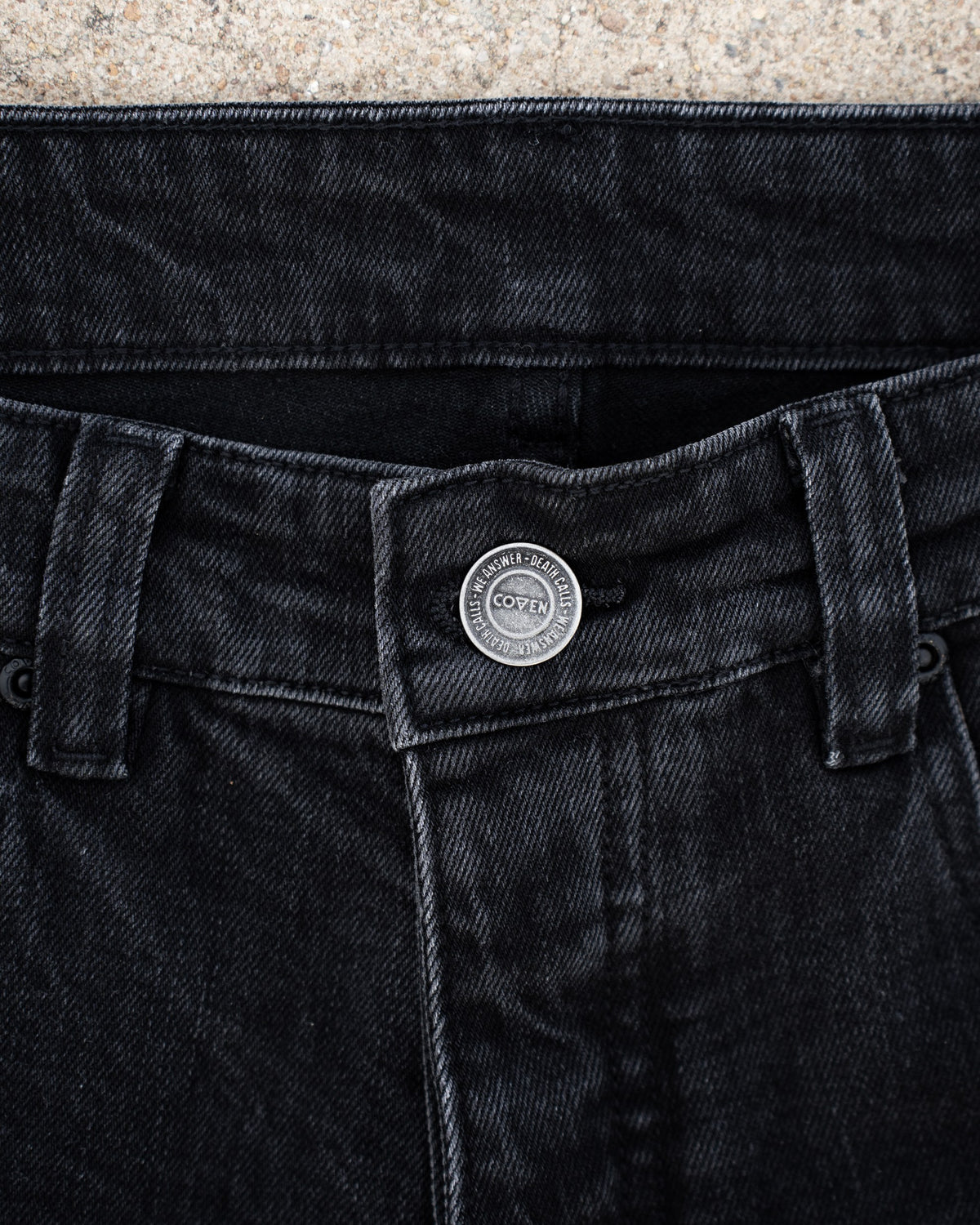 The Wormskin Jeans in Washed Black, Bund mit Taillenknopf im Makro