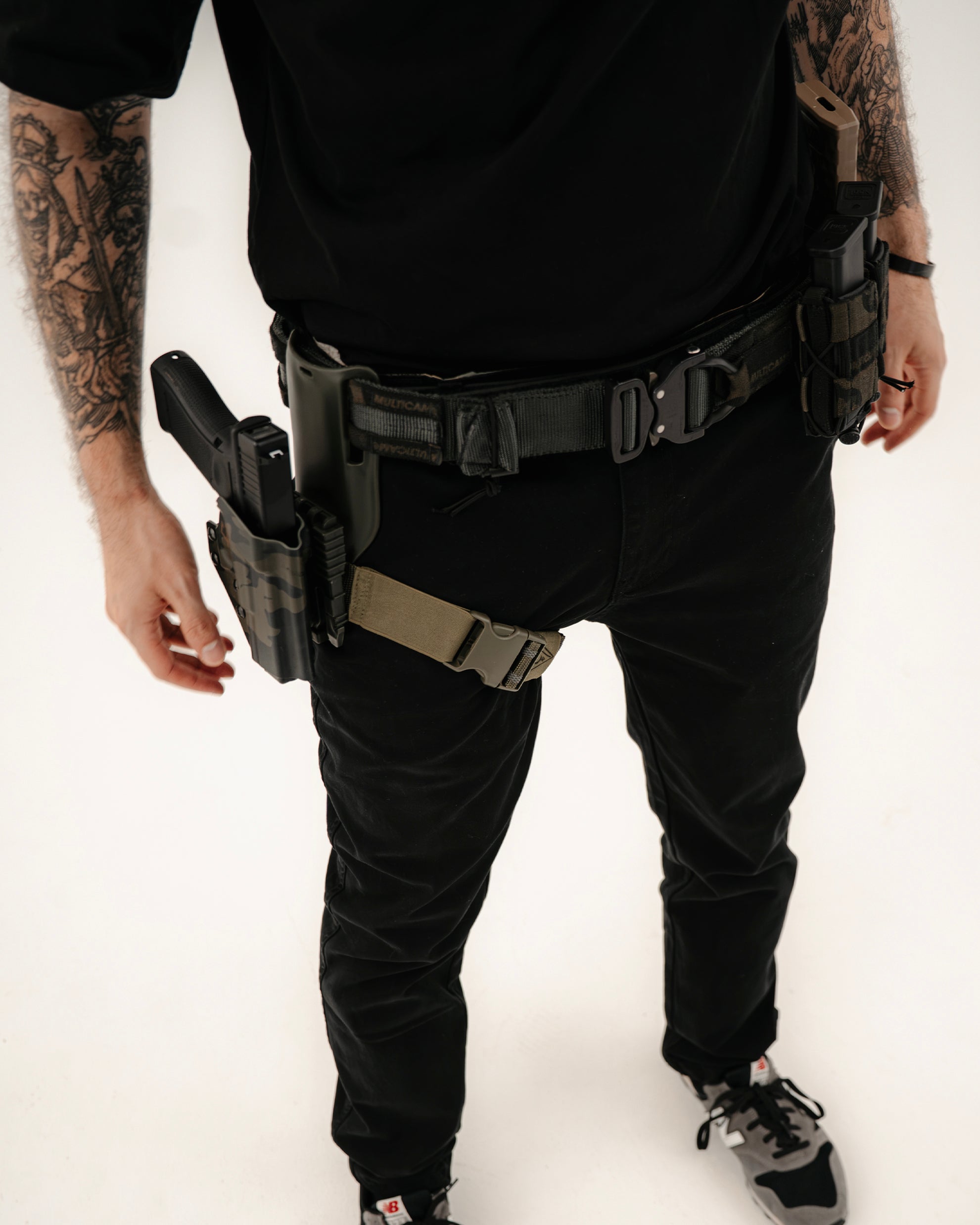 Dead Drop Chino Aeon Tigerstripe in Schwarz am Model, Beinholster über der Hose getragen