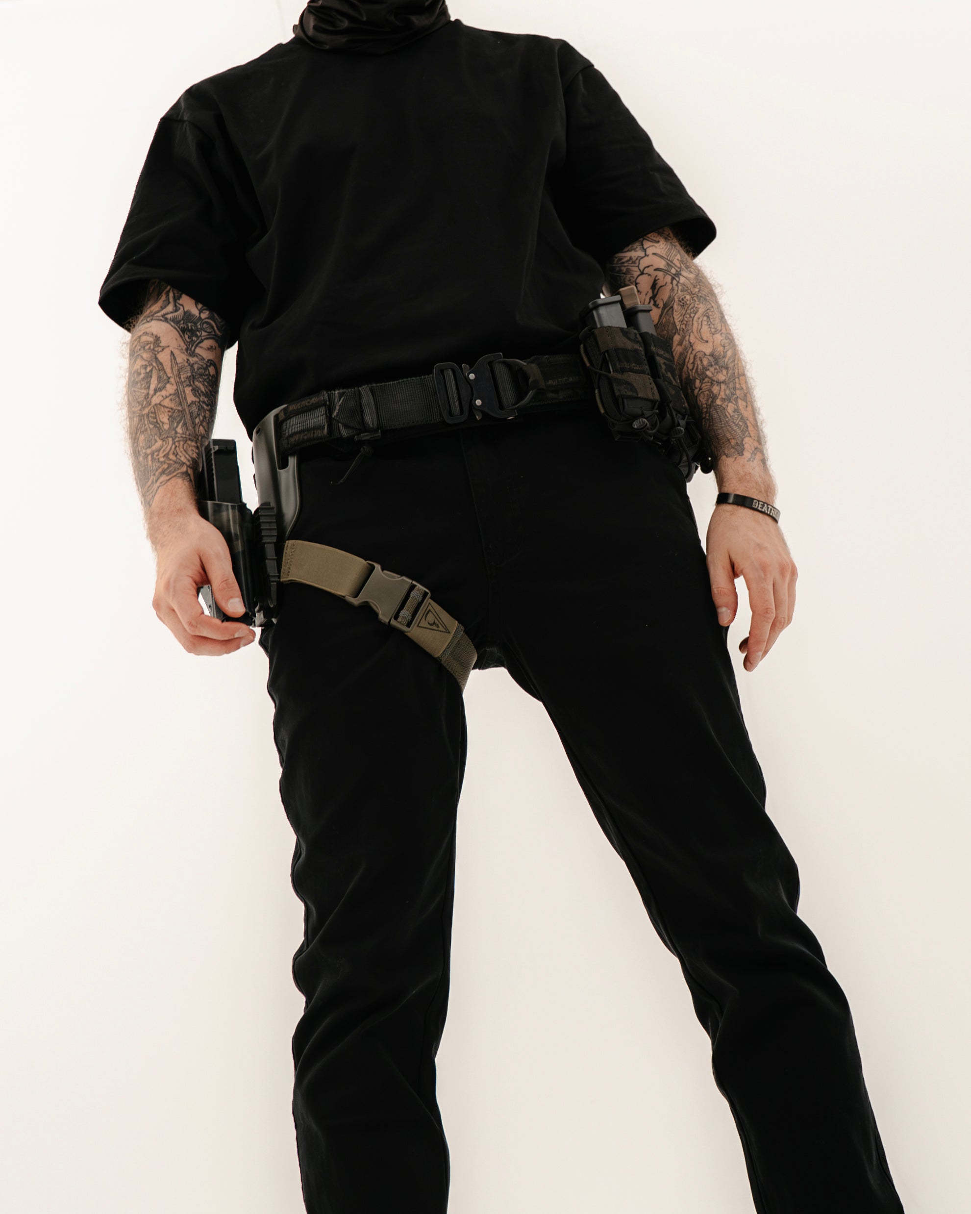 Dead Drop Chino Aeon Coven Camo in Schwarz am Model, Ganzkörperaufnahme von vorn