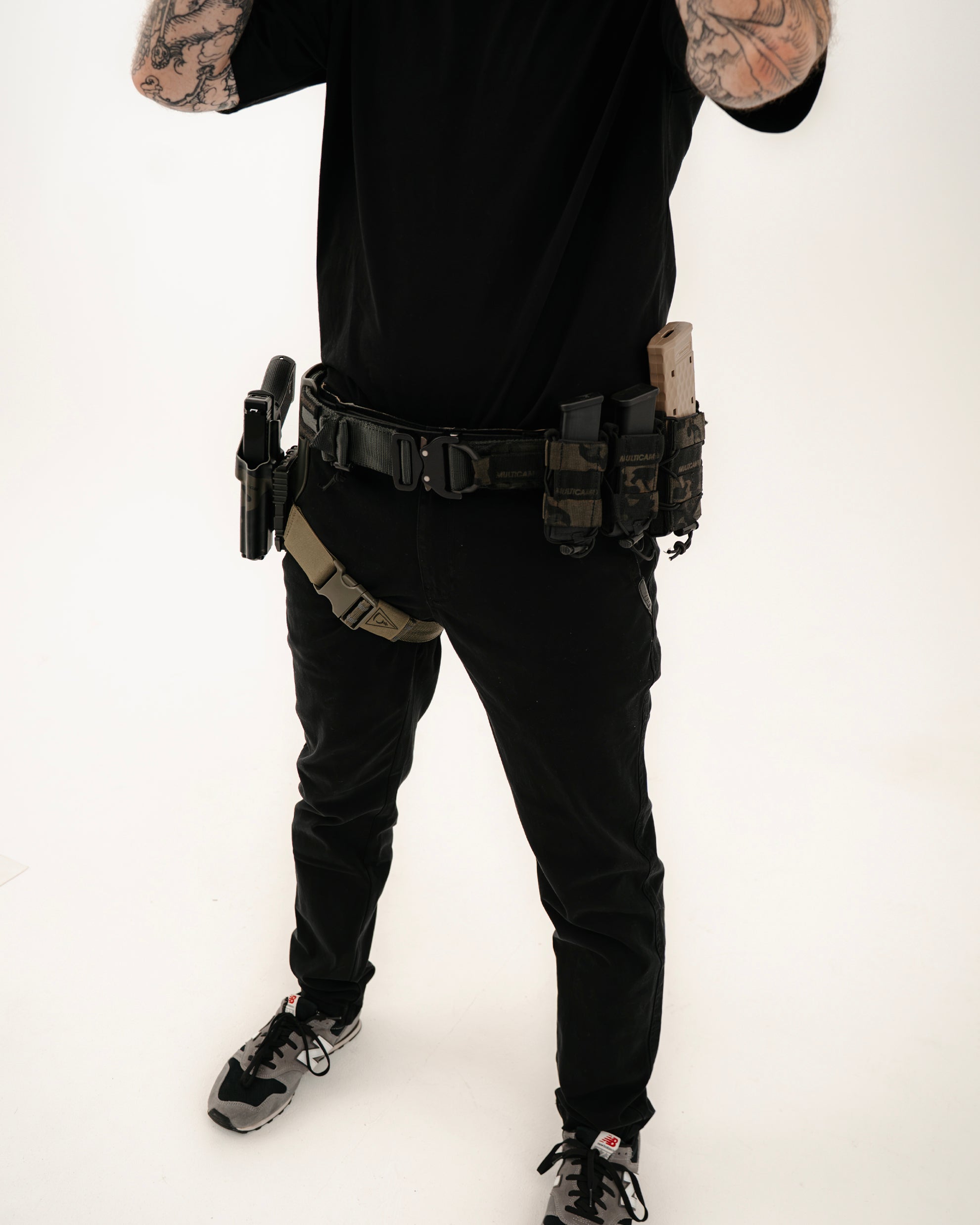 Dead Drop Chino Aeon Coven Camo in Schwarz am Model, Rückansicht mit Battle Belt
