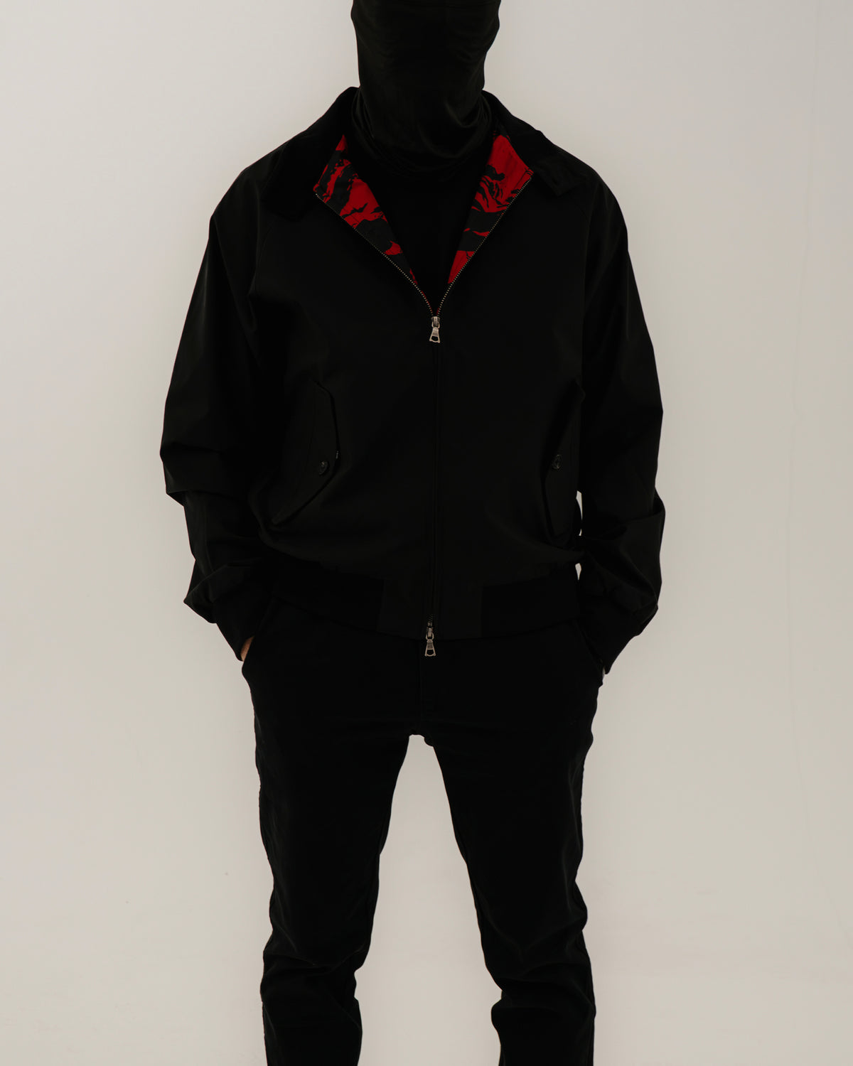 The Pariah Harrington Jacke in Schwarz am Model, Ganzkörperaufnahme von vorn mit geschlossener Jacke
