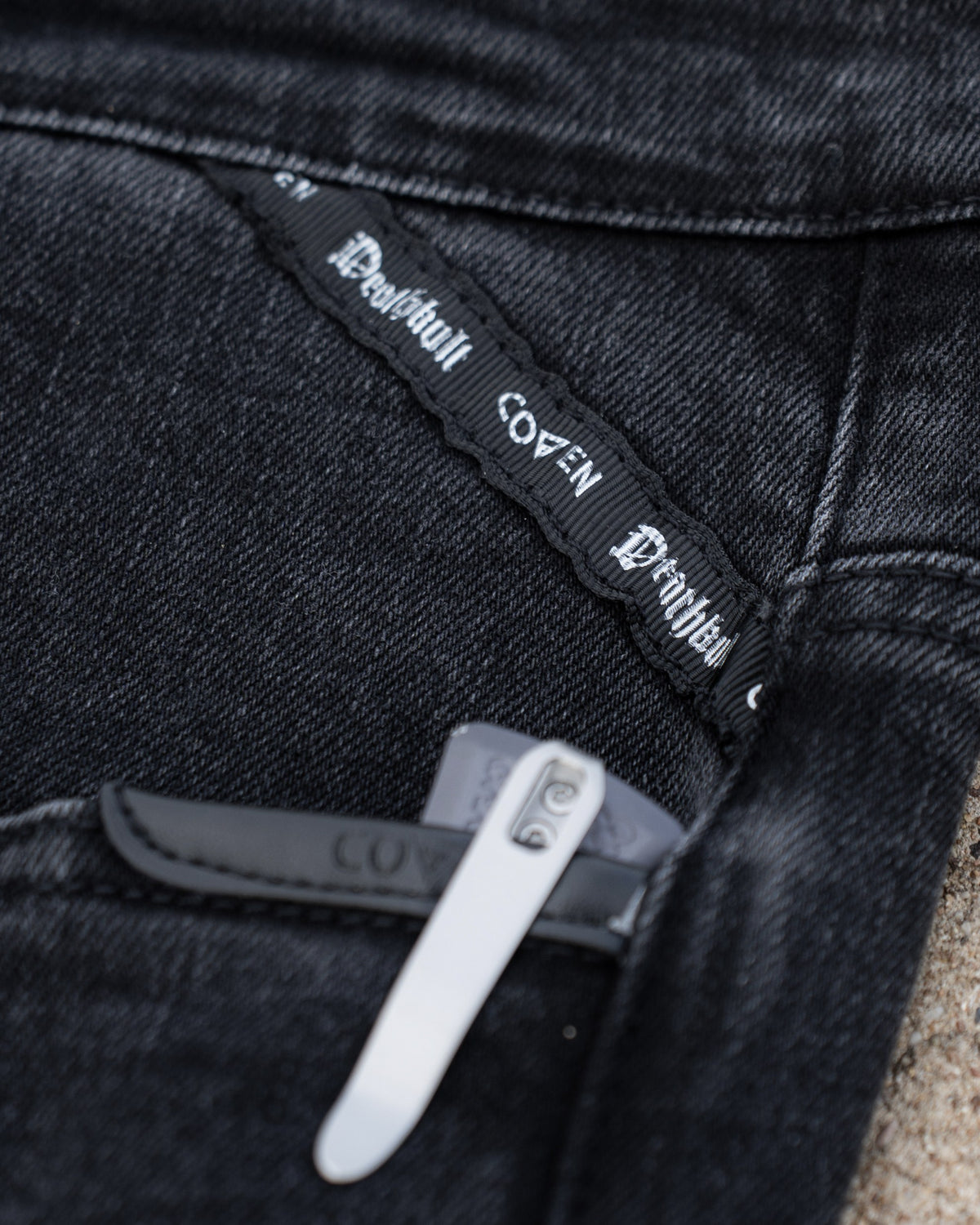 The Wormskin Jeans in Washed Black, COVEN Deathkult Webband und Messerclip an der Tasche