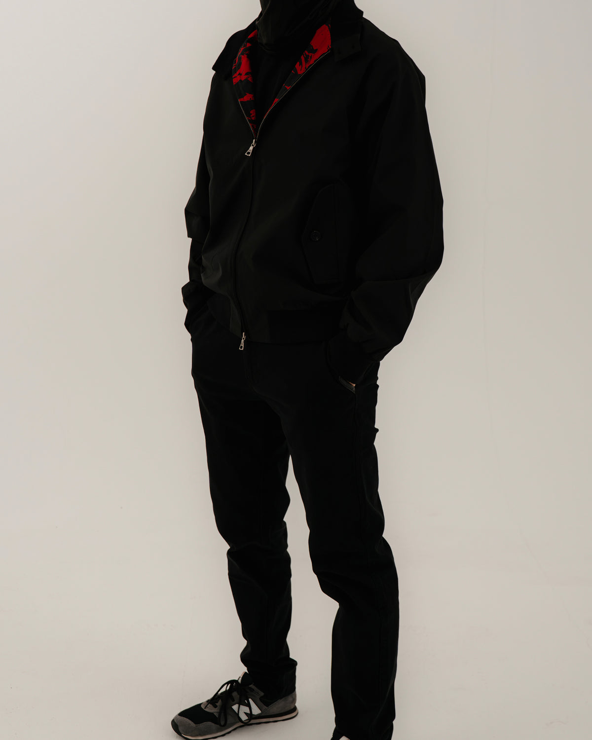 The Pariah Harrington Jacke in Schwarz am Model, Ganzkörperaufnahme in Dreiviertelansicht