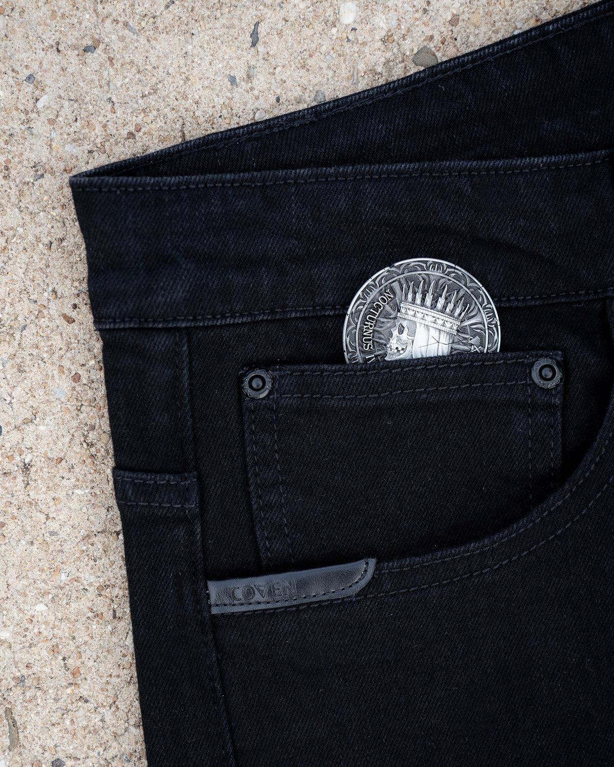 The Wormskin Jeans in Schwarz, Münztasche am Bund mit COVEN Coin und Lederlasche