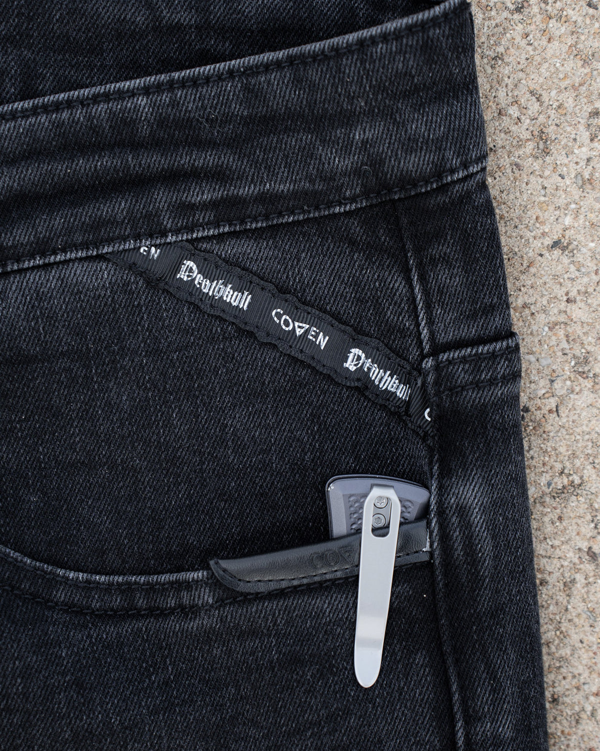 The Wormskin Jeans in Washed Black, Messerclip an der Vordertasche im Detail