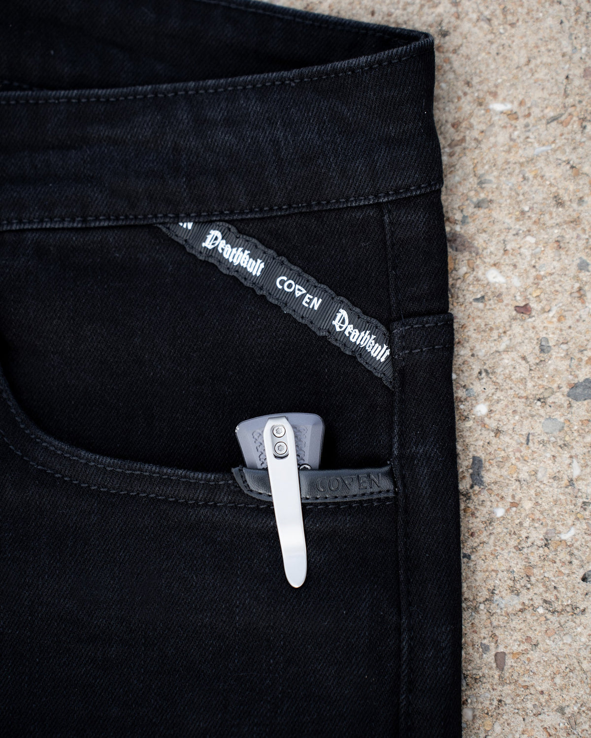 The Wormskin Jeans in Schwarz, Vordertaschen mit Deathkult Webband und Messerclip
