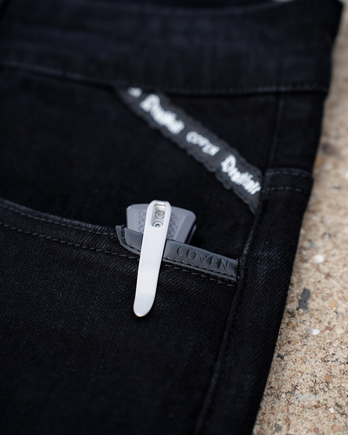 The Wormskin Jeans in Schwarz, Messerclip an der Vordertasche im Detail