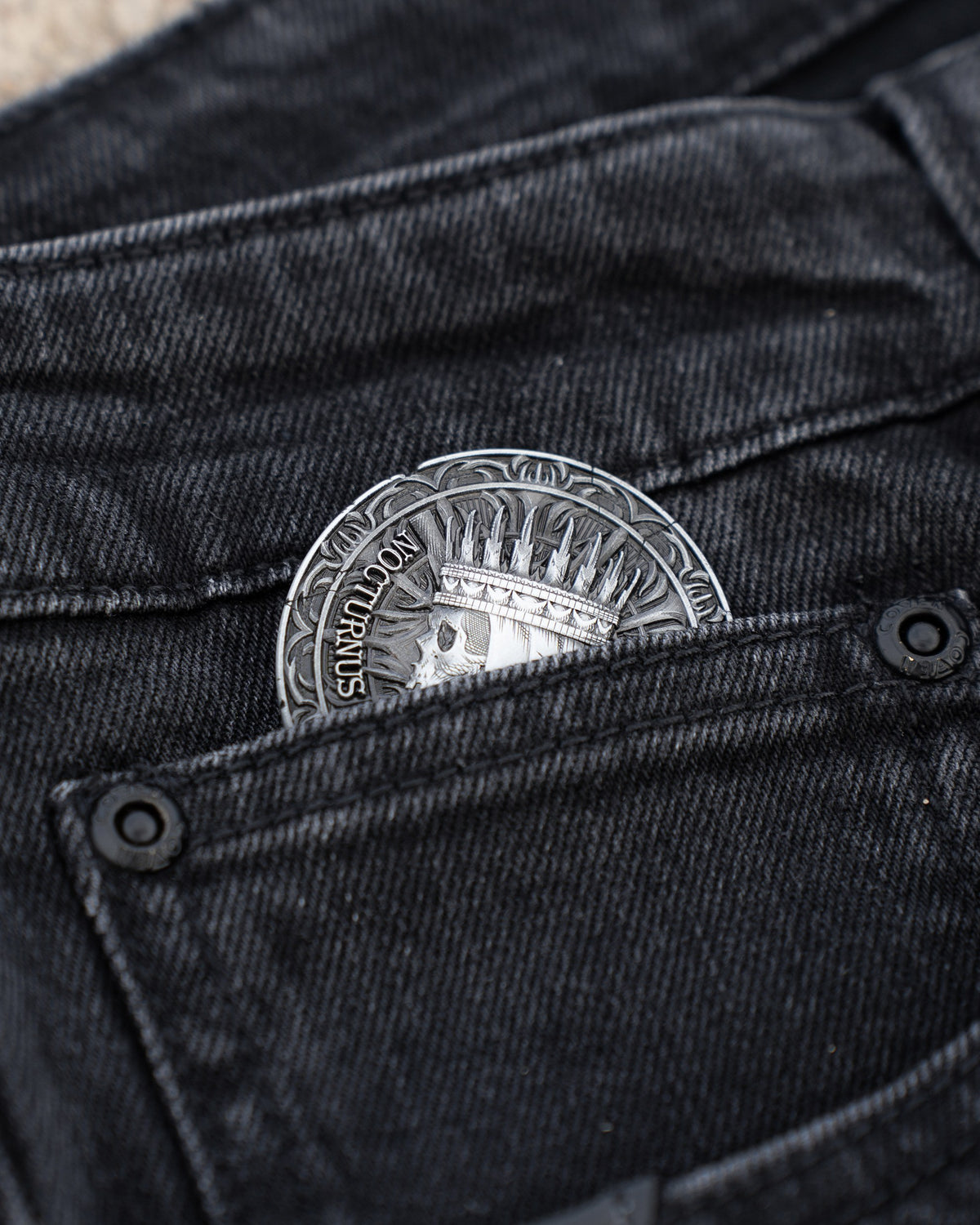 The Wormskin Jeans in Washed Black, COVEN Coin in der Münztasche im Makro