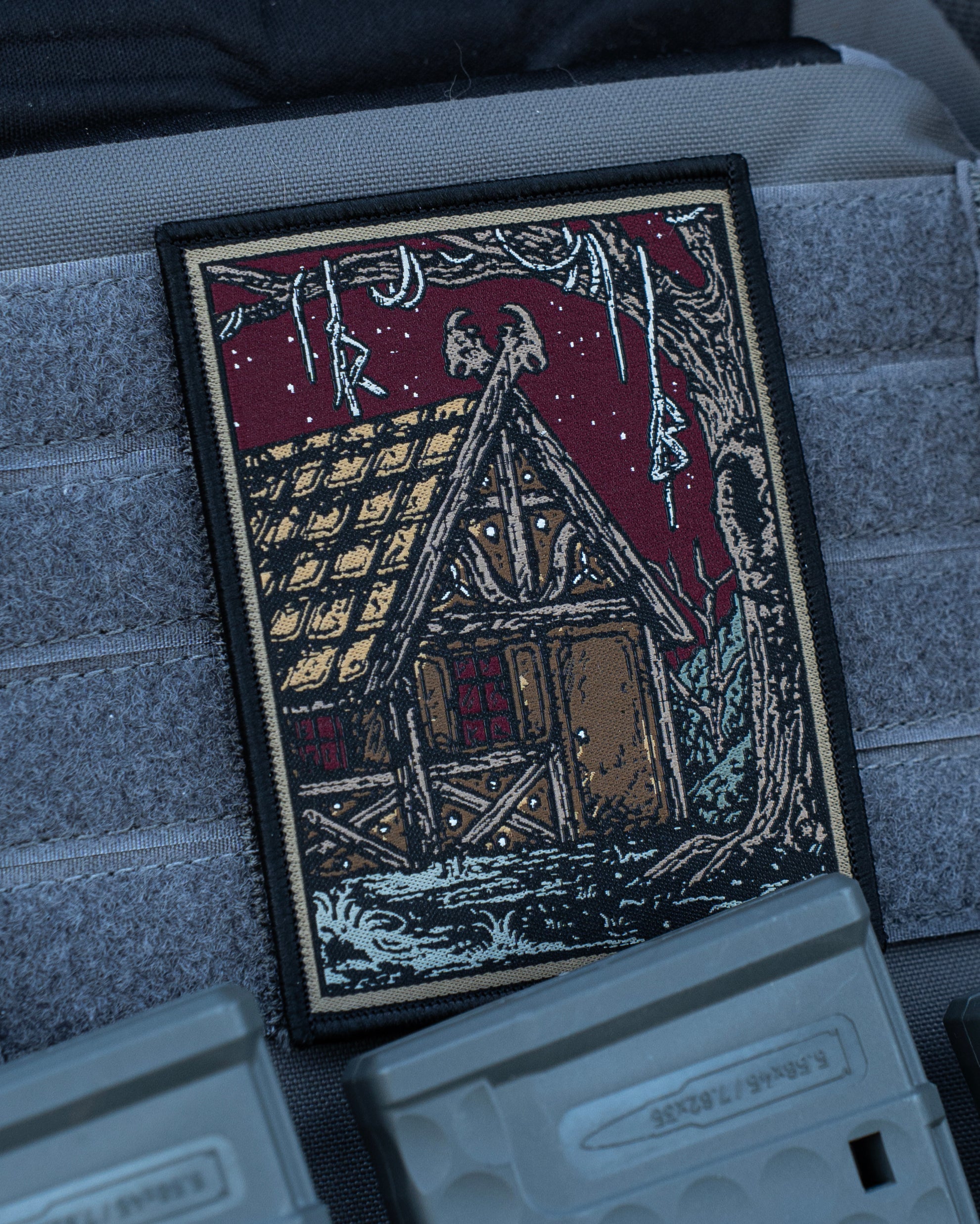 COVEN Patch Das süße Heiligtum – Blutmond Edition, getragen an Plate Carrier
