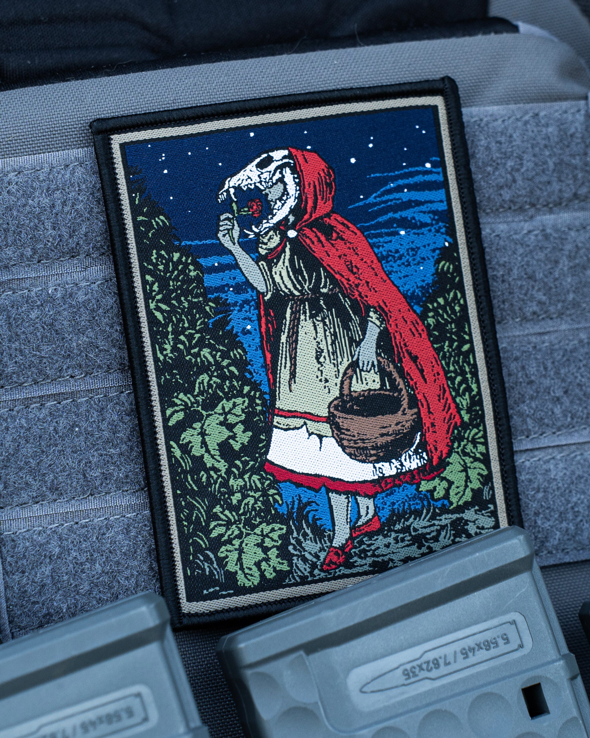 COVEN Patch Wolfsmund und Rosenblut – Rotten Crown Edition, getragen an Plate Carrier