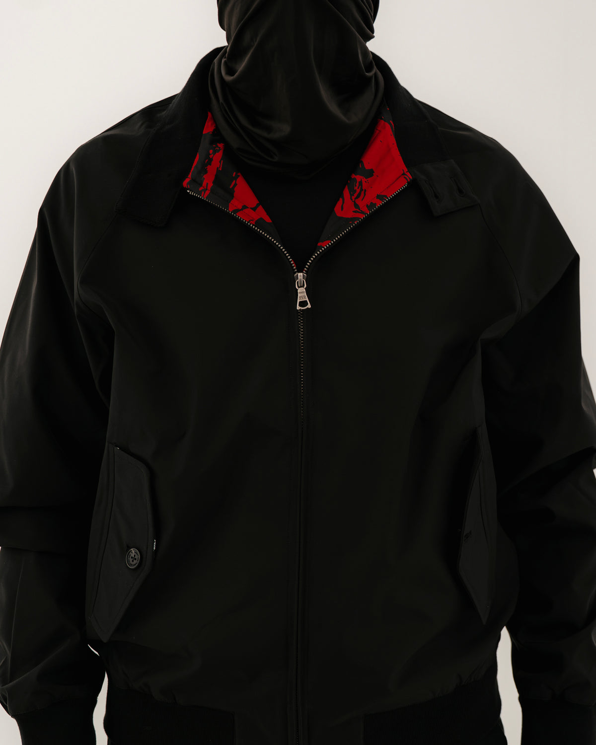 The Pariah Harrington Jacke in Schwarz am Model, Oberkörper von vorn mit geschlossener Jacke