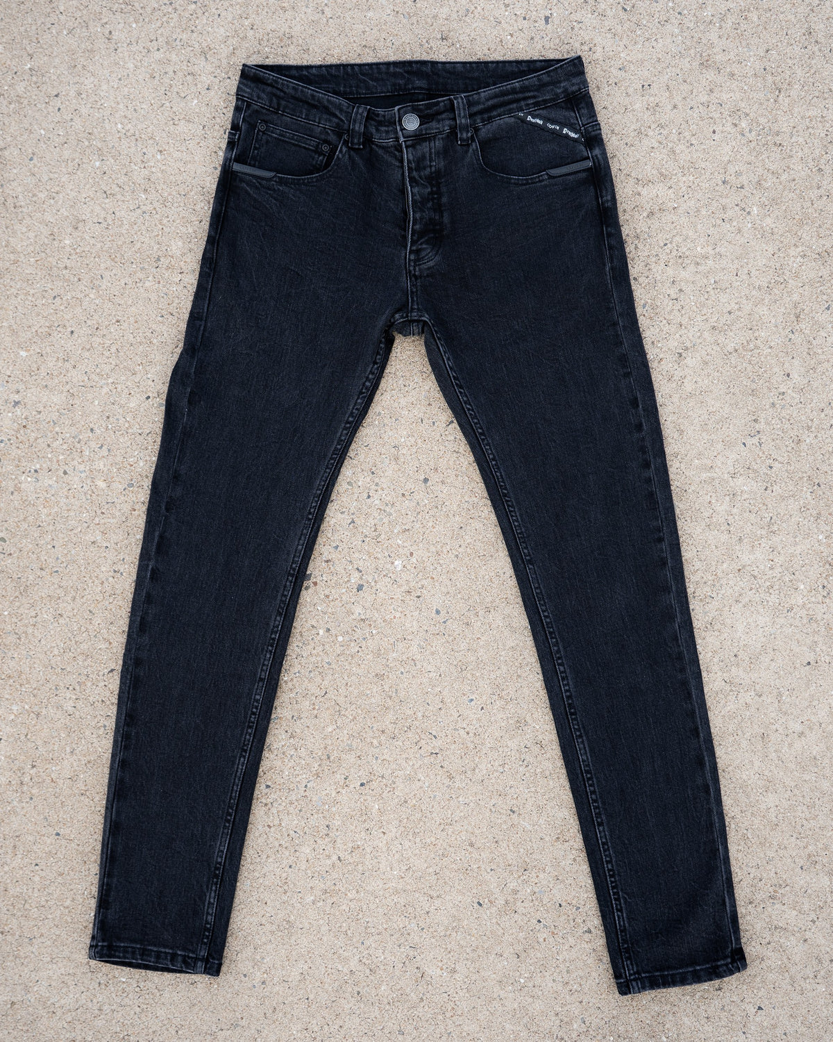 The Wormskin Jeans in Washed Black, komplette Jeans flach von vorn