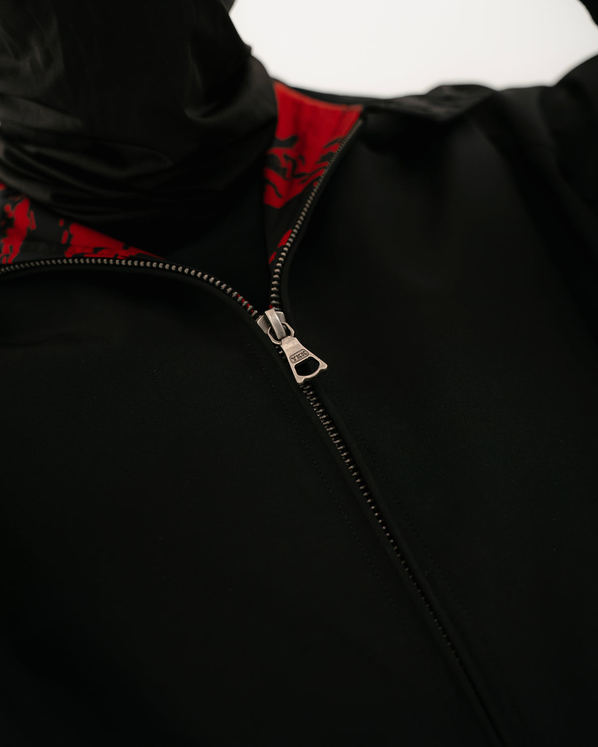 The Pariah Harrington Jacke in Schwarz am Model, YKK Zwei-Wege-Reißverschluss im Detail