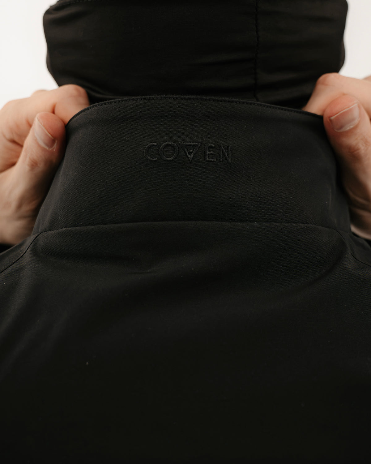 The Pariah Harrington Jacke in Schwarz am Model, COVEN Logo-Stick Ton in Ton im Nacken