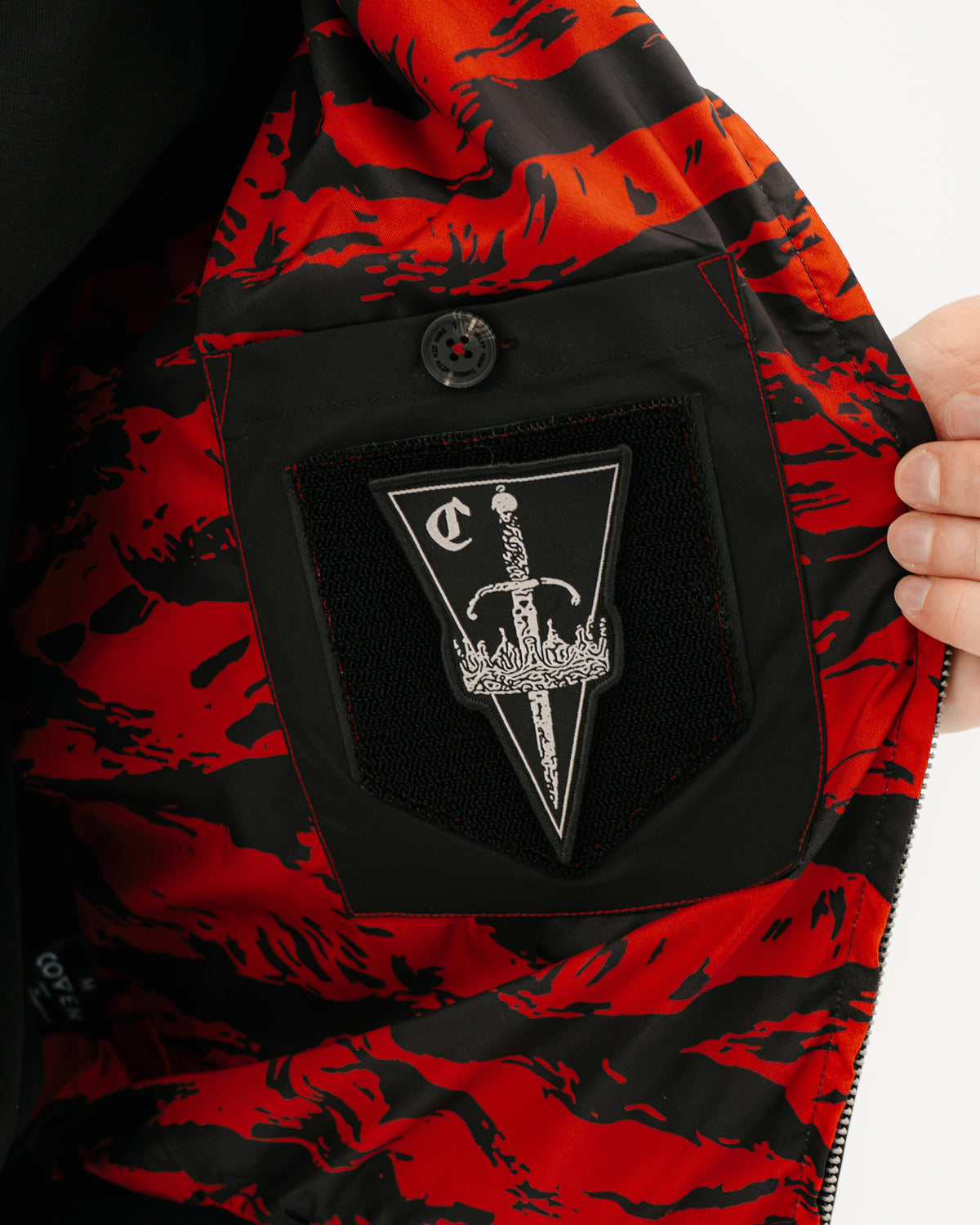 The Pariah Harrington Jacke in Schwarz am Model, Innentasche mit Knopfverschluss und Patchflauschfläche