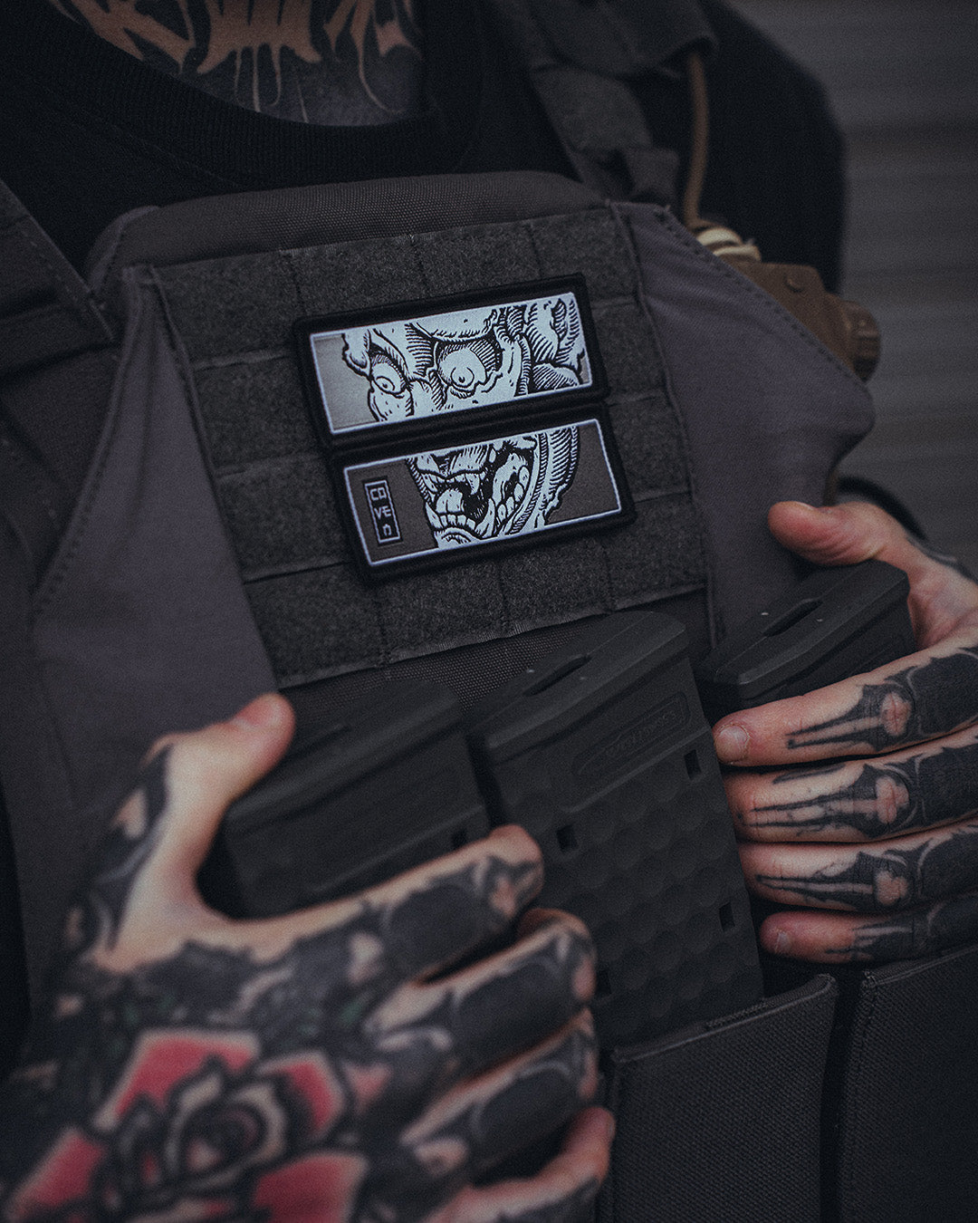 Patch set aus 2 schmalen Bildern die zusammen einen Totenkopf ergeben
