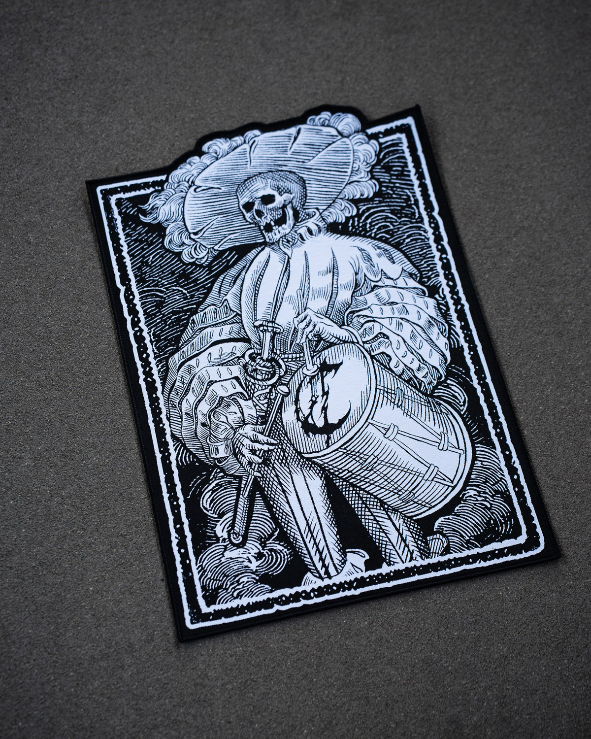 Bis die Trommel schweigt Backpatch, Schrägansicht mit gestickter Umrandung