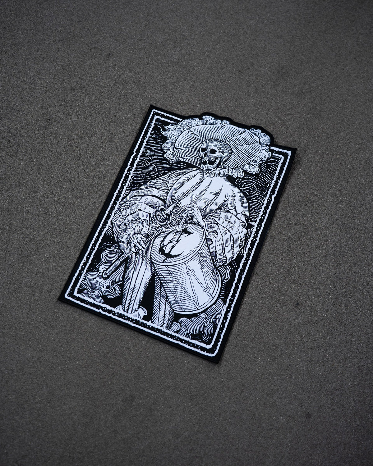 Bis die Trommel schweigt Backpatch, komplette Ansicht auf grauem Untergrund