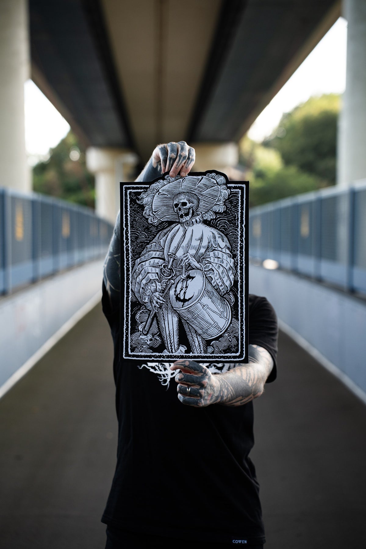 Bis die Trommel schweigt Backpatch in der Hand, Motiv im Detail