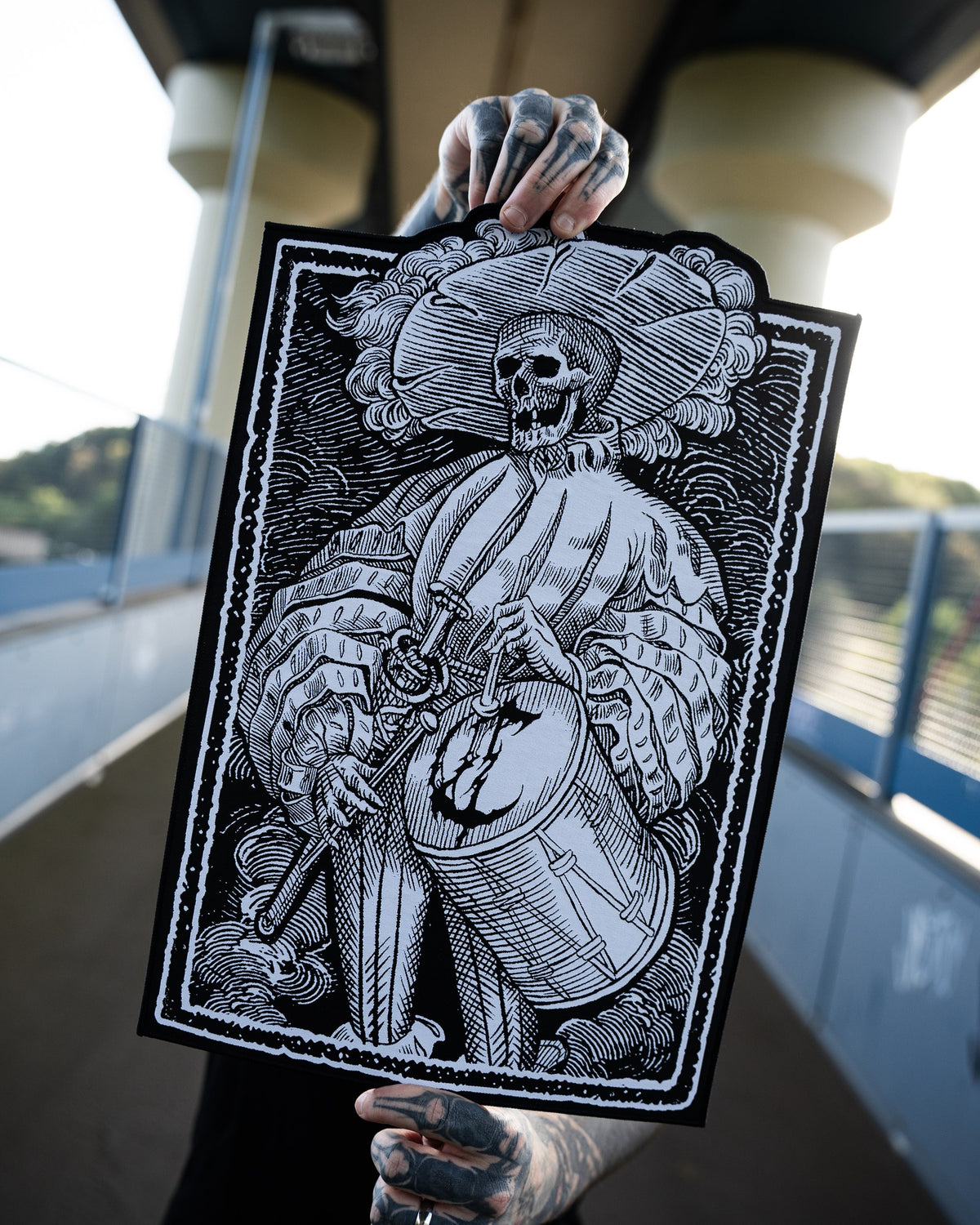 Bis die Trommel schweigt Backpatch in der Hand, Nahaufnahme der Stickerei
