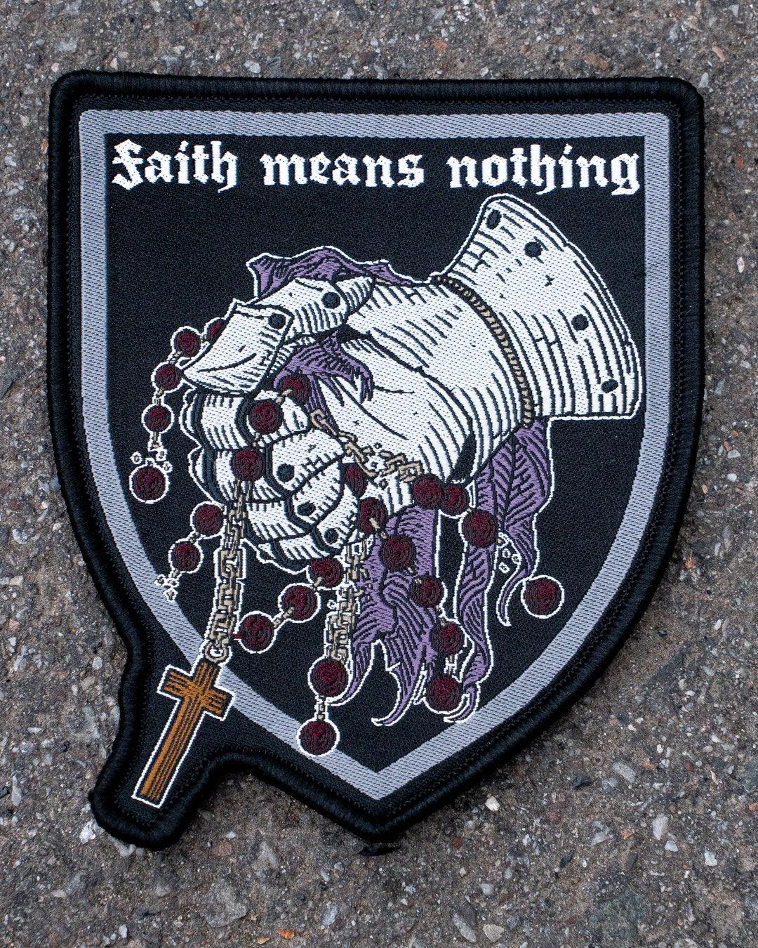 Beuterecht Lederedition Patch Set, Faith means nothing Schild im Detail