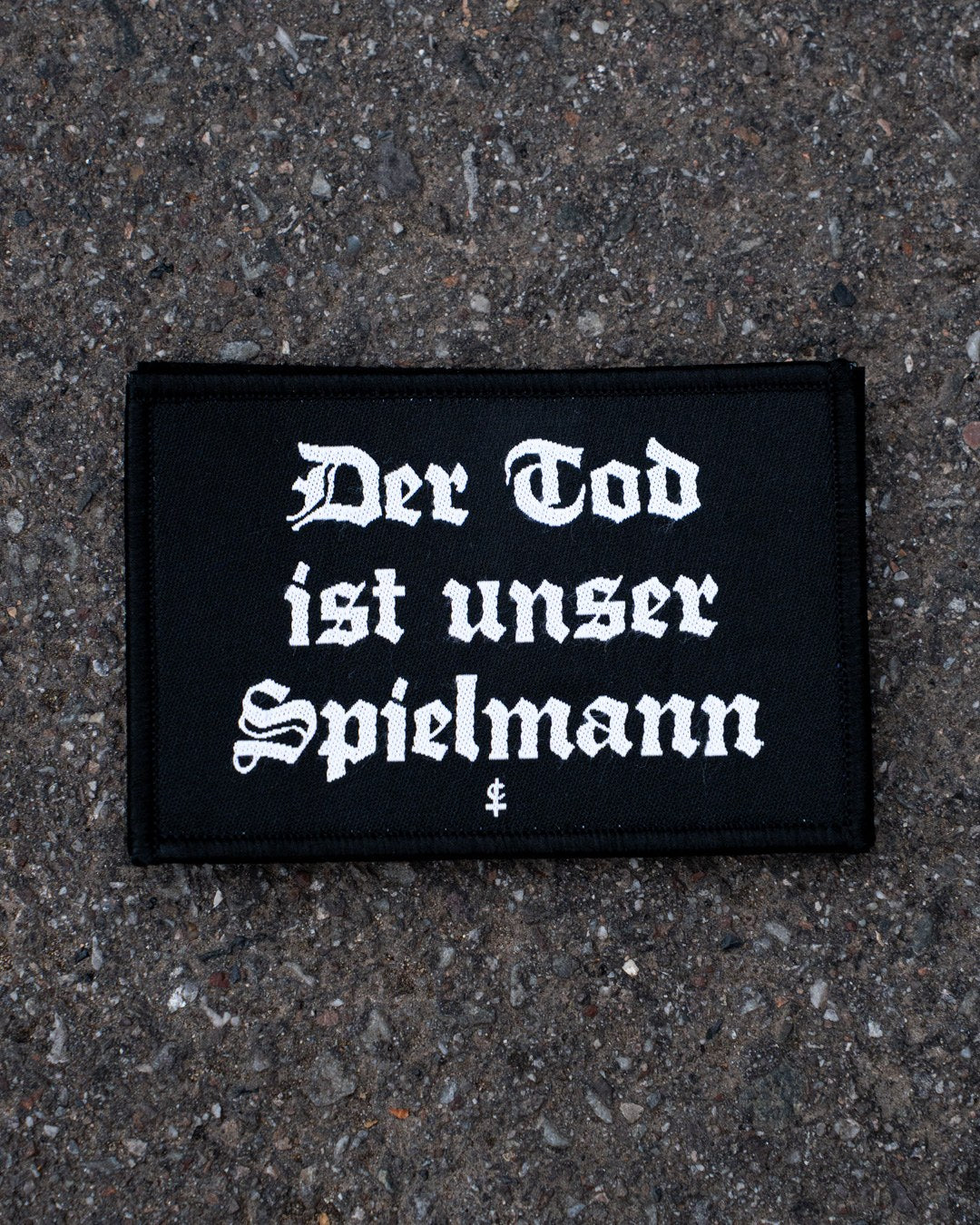 Der Tod ist unser Spielmann Patch von COVEN, Schriftzug in Frakturschrift auf schwarzem Grund