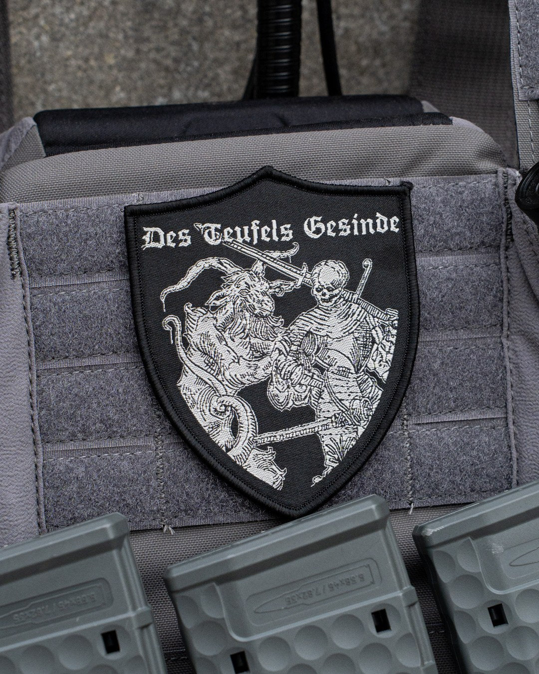 Des Teufels Gesinde Patch von COVEN, Wappenschild mit Skelett und Landsknecht