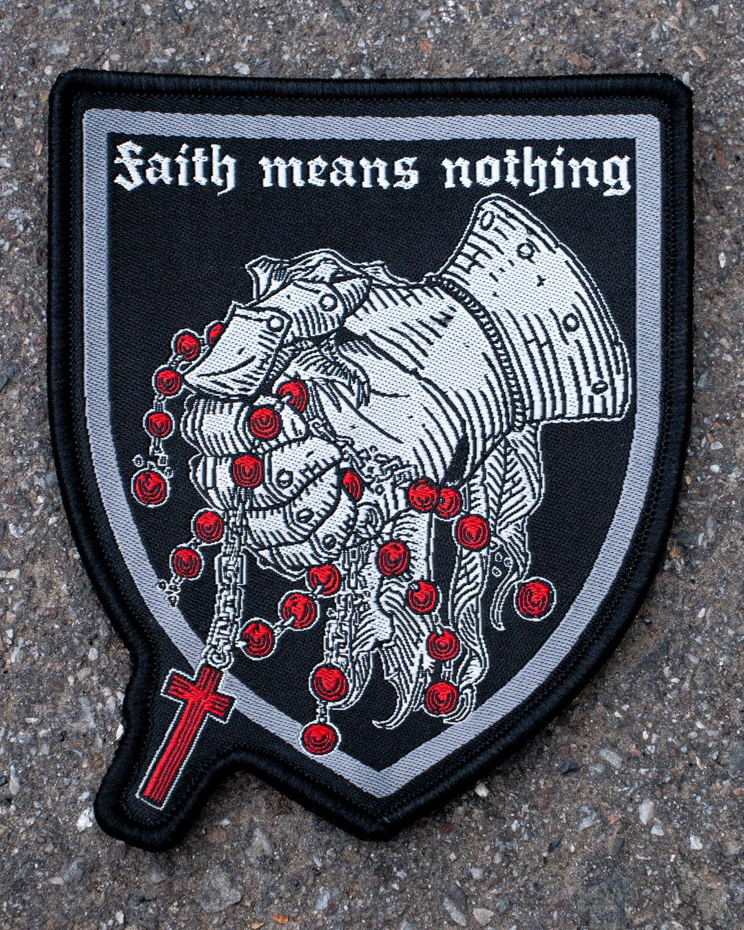 Faith means nothing Patch in der Blutmond Edition auf Klettfläche