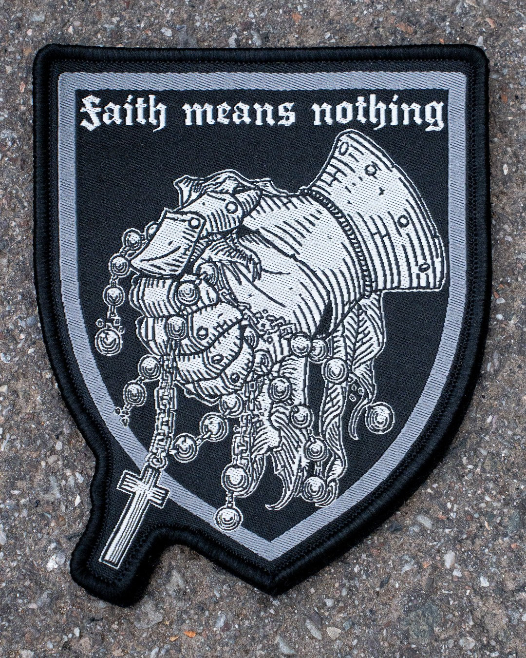 Faith means nothing Patch von COVEN, Panzerhandschuh mit Rosenkranz auf Wappenschild