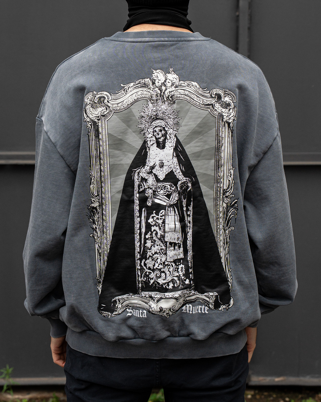 Santa Muerte Heavy Oversize Sweatshirt, Rückenansicht mit großem Santa Muerte Druck im Ornamentrahmen