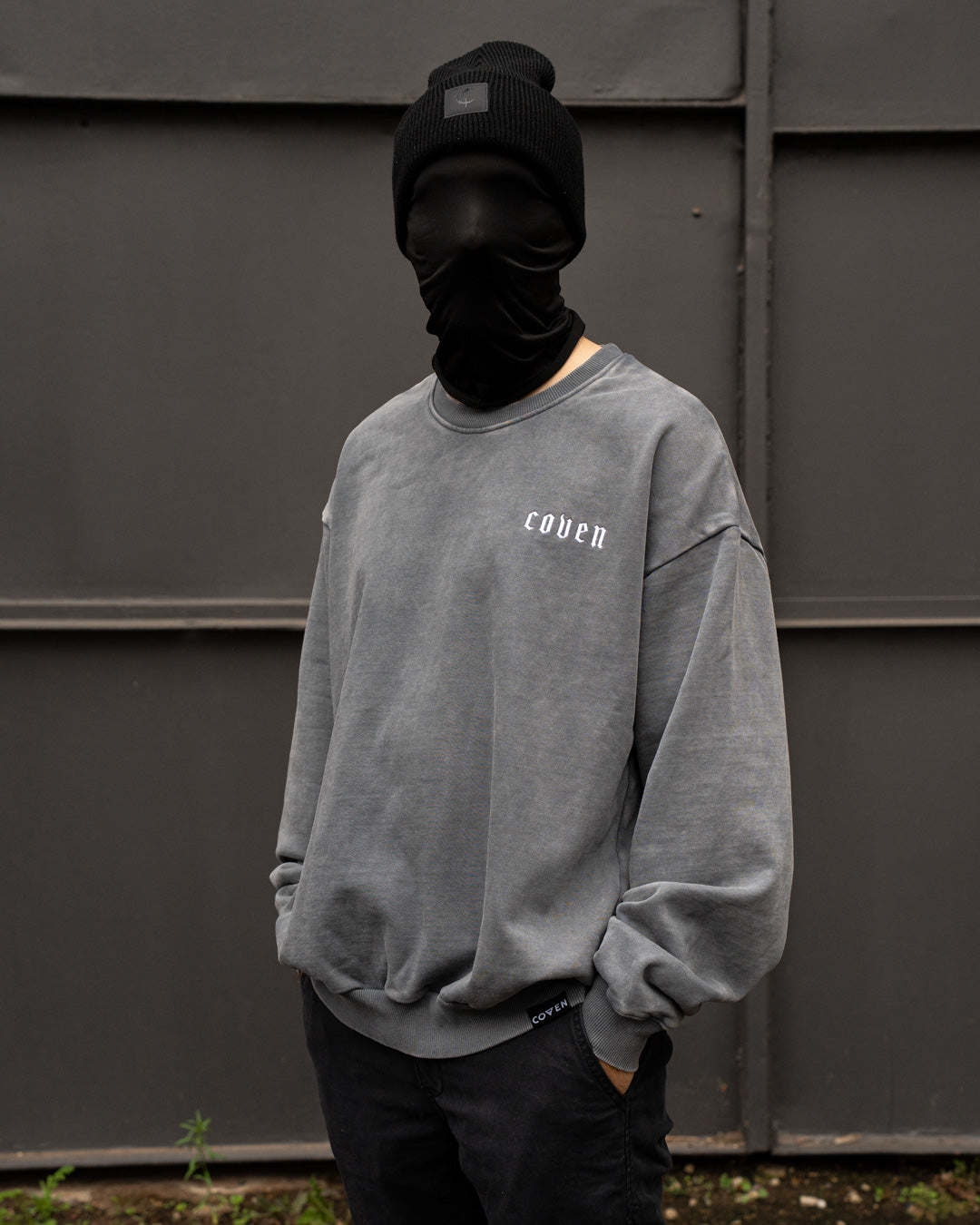Santa Muerte Heavy Oversize Sweatshirt getragen, Vorderansicht mit Beanie und Sturmhaube
