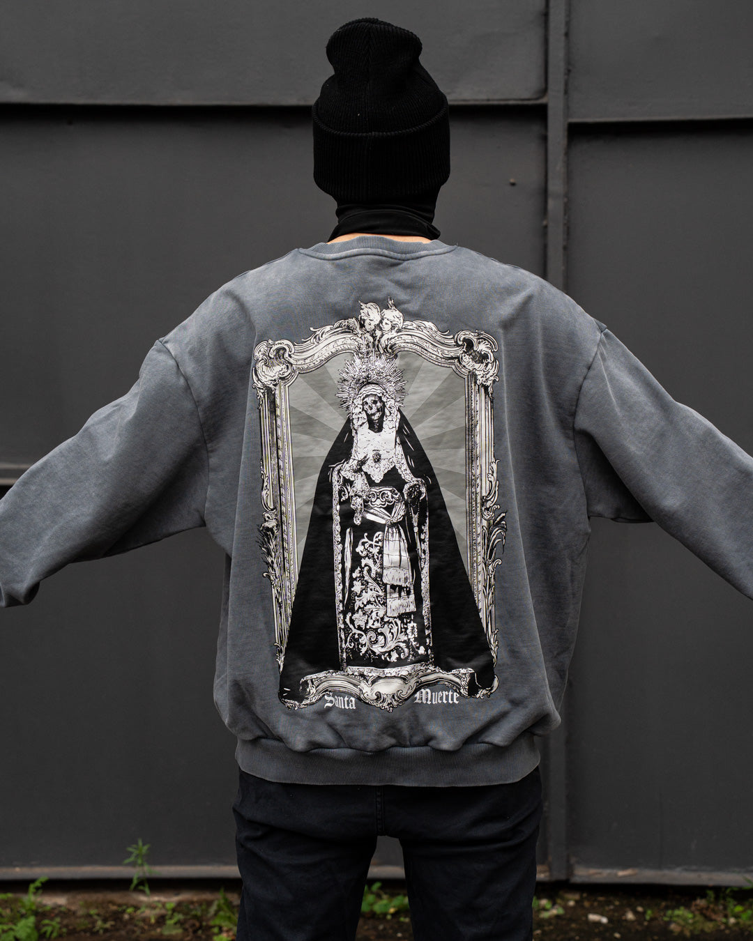 Santa Muerte Heavy Oversize Sweatshirt, Rückendruck bei ausgebreiteten Armen