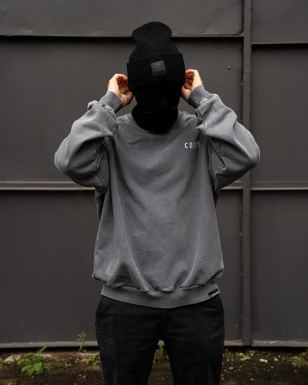 Santa Muerte Heavy Oversize Sweatshirt getragen, Modell richtet die Beanie