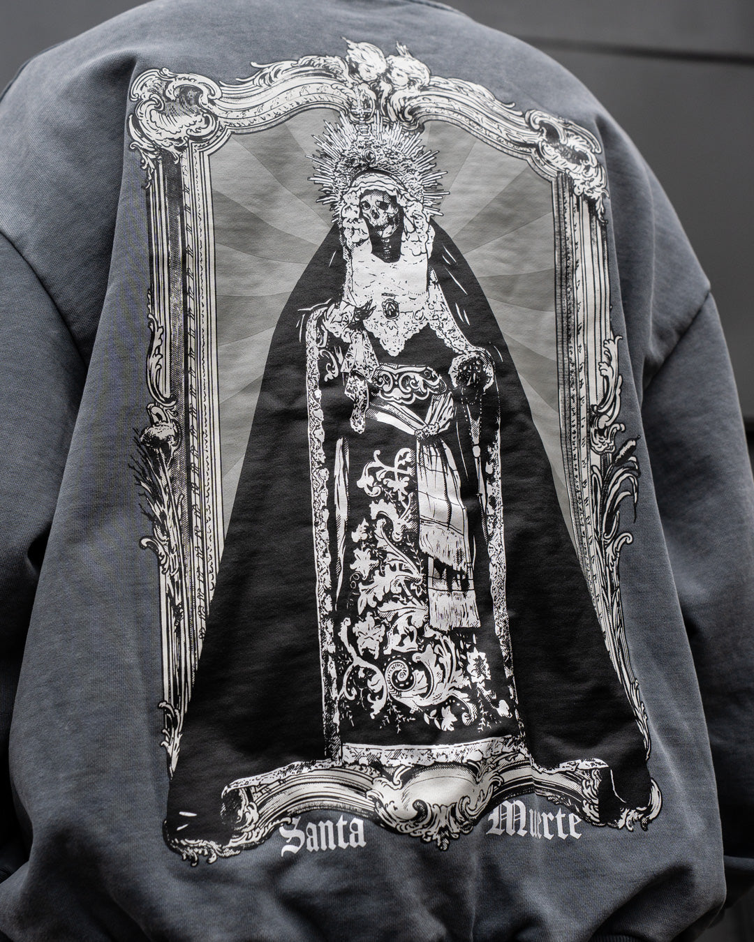 Santa Muerte Heavy Oversize Sweatshirt, Nahaufnahme des Rückendrucks mit Santa Muerte Schriftzug