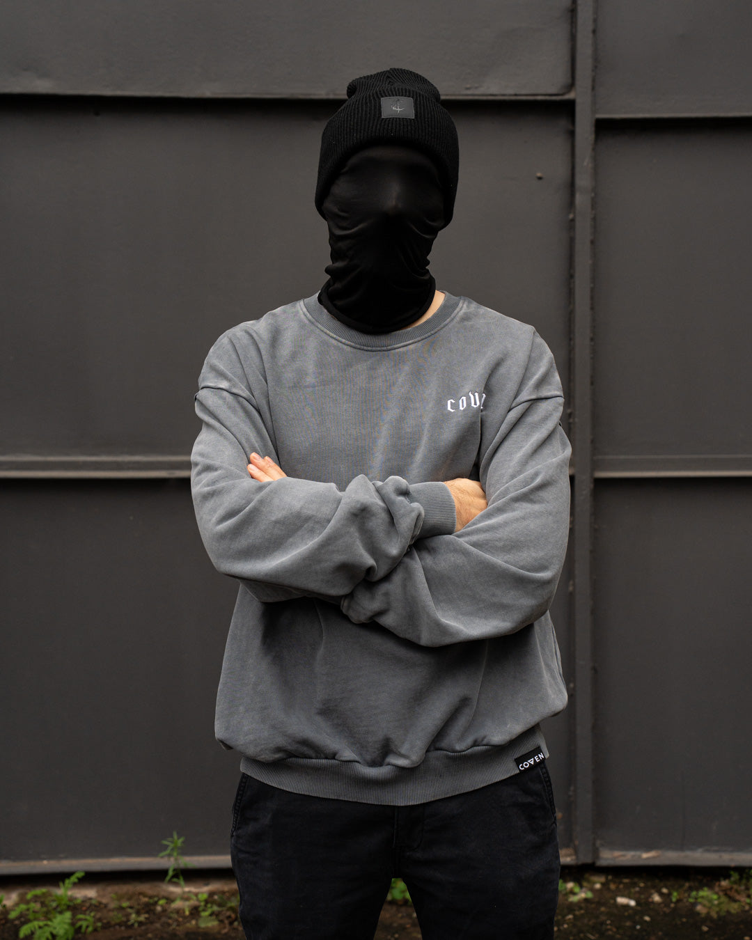 Santa Muerte Heavy Oversize Sweatshirt getragen, Vorderansicht mit verschränkten Armen
