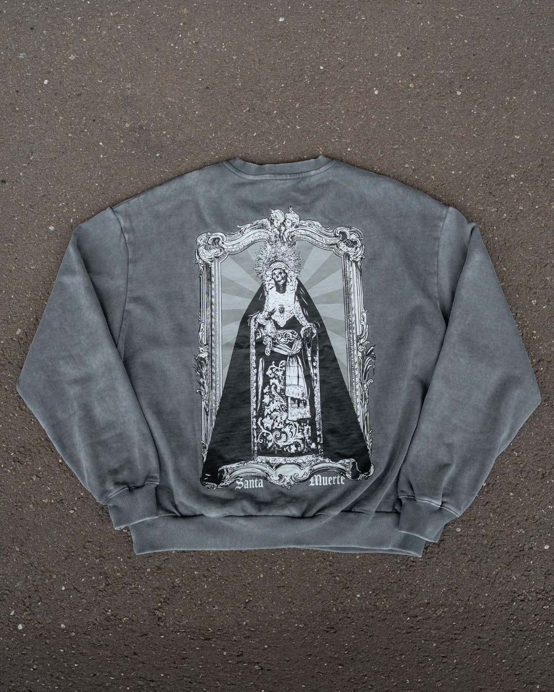 Santa Muerte Heavy Oversize Sweatshirt flach liegend auf Asphalt, Rückseite mit Druck
