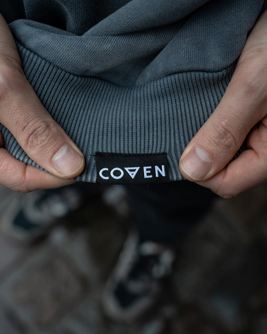 Santa Muerte Heavy Oversize Sweatshirt, Innenlabel mit COVEN Logo