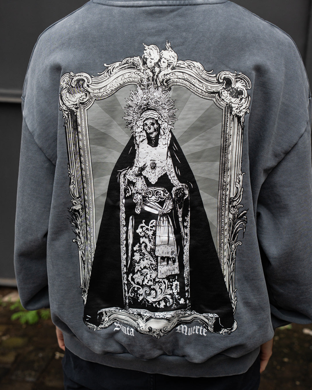 Santa Muerte Heavy Oversize Sweatshirt getragen, Rückendruck in Nahaufnahme