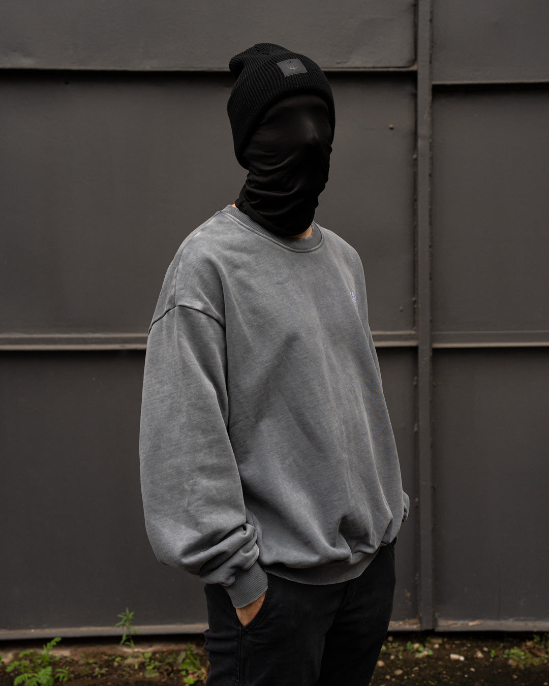 Santa Muerte Heavy Oversize Sweatshirt getragen, seitliche Vorderansicht