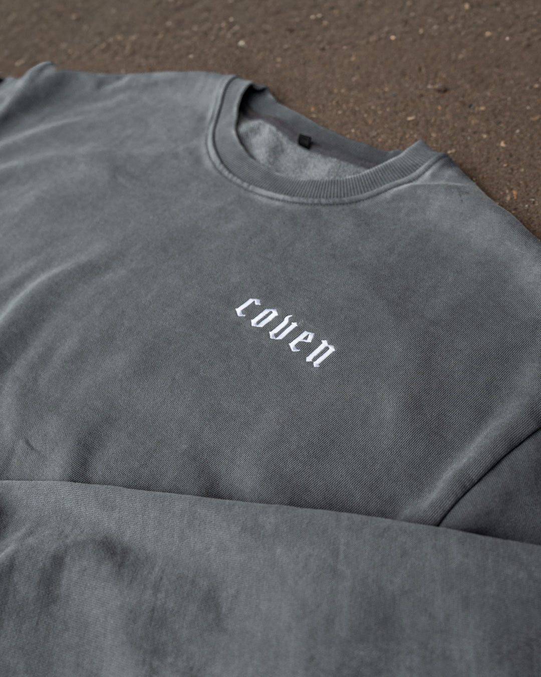 Santa Muerte Heavy Oversize Sweatshirt, Detail von Schulter und Kragen mit COVEN Schriftzug